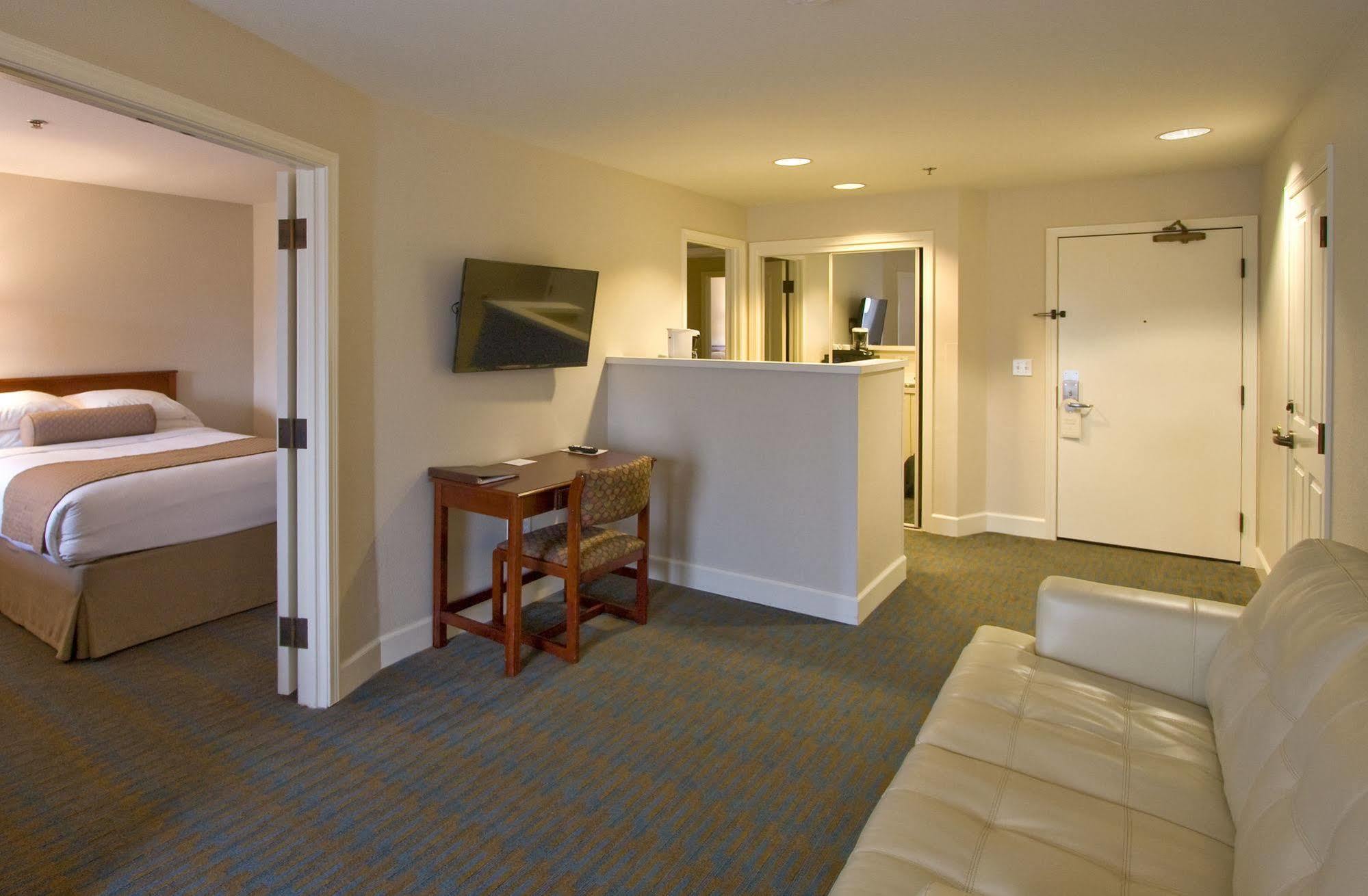 Ashland Hills Hotel & Suites Екстер'єр фото